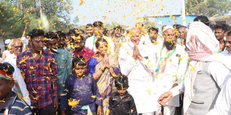 फुलांची उधळण करत रोहिणी खडसेंचे ग्रामस्थांकडून स्वागत