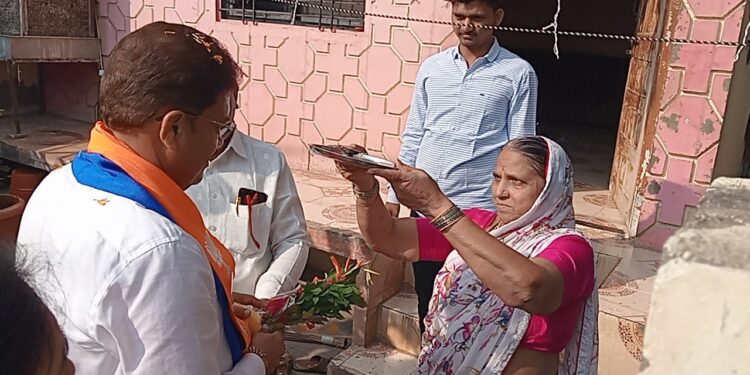 लाडक्या बहिणींनी आ. भोळे यांना ओवाळून विजयासाठी दिल्या सदिच्छा