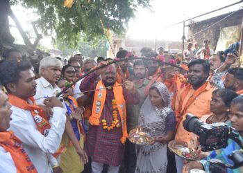 “गुलाबभाऊंचा आदिवासी बांधवांकडून ‘धनुष्यबाण’ देऊन सन्मान