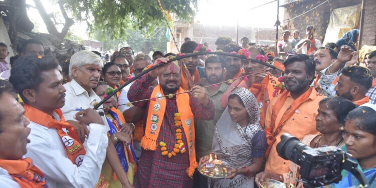 “गुलाबभाऊंचा आदिवासी बांधवांकडून ‘धनुष्यबाण’ देऊन सन्मान