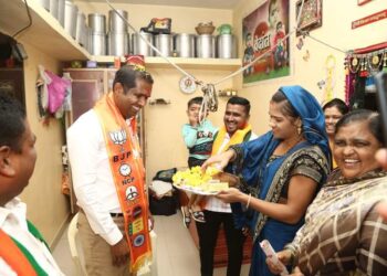 आ.मंगेश चव्हाण यांनी चाळीसगाव शहरात नागरिकांची साधला संवाद