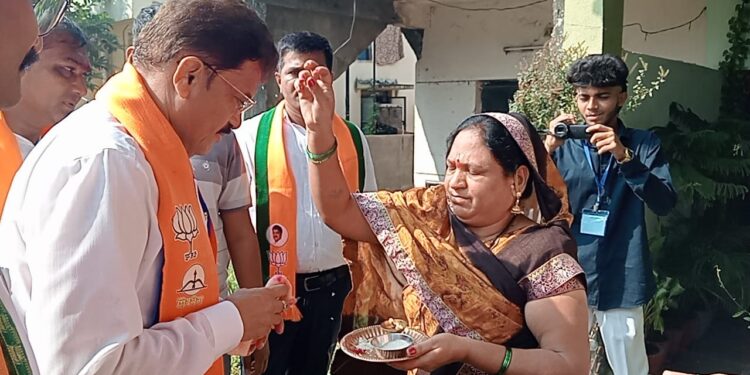 ‘अब की बार, राजूमामाच आमदार’ रांगोळीतून भगिनींनी दिल्या आ. राजूमामा भोळे यांना विजयासाठी शुभेच्छा