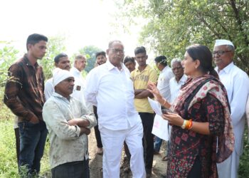 विद्यमान आमदारांची स्वखर्चातून शेतरस्त्यांची कामे केल्याची चमकोगिरी.. – ॲड.रोहिणी खडसे