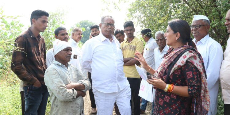 विद्यमान आमदारांची स्वखर्चातून शेतरस्त्यांची कामे केल्याची चमकोगिरी.. – ॲड.रोहिणी खडसे