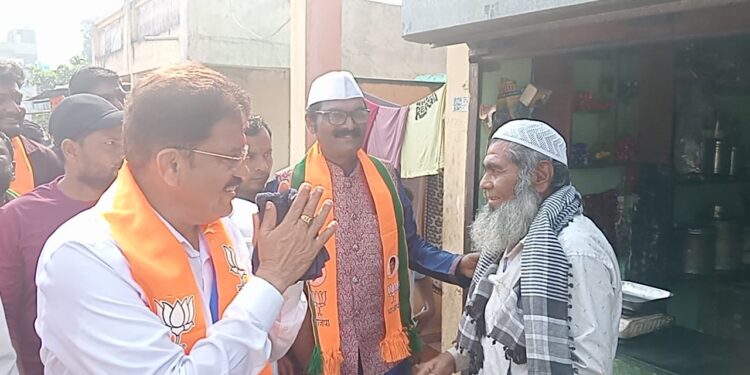 आ.राजूमामा भोळेंवर फुलांच्या वर्षावात ; मेहरुण परिसरात नागरिकांकडून स्वागत