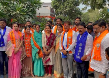 राजूभाऊ, आता माह्या घरी येशीन तर लाल दिव्याच्या गाडीतच येजा.. भगिनीच्या अपेक्षा