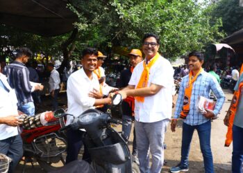 बी.जे.मार्केट मधील व्यापाऱ्यांसोबत डॉ.अनुज पाटलांनी साधला संवाद