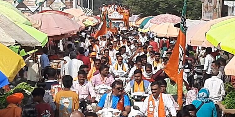 नागरिकांच्या प्रचंड प्रतिसादात आ. राजूमामा भोळे यांची वाहन रॅली