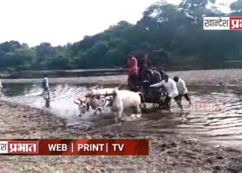 प्रशासनाची तारांबळ | नदीला पाणी असल्याने बैलगाडीवरून नेले ईव्हीएम मशीनसह साहित्य !