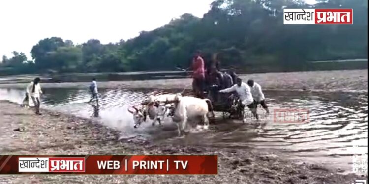 प्रशासनाची तारांबळ | नदीला पाणी असल्याने बैलगाडीवरून नेले ईव्हीएम मशीनसह साहित्य !