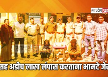 पर्ससह अडीच लाख लंपास करताना तीन भामटे जेरबंद