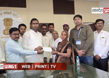 मयत ऊसतोड मजुराच्या वारसाला आमदारांच्या हस्ते ५ लाखांची मदत