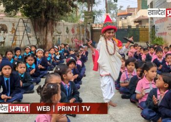 सांताक्लॉज नाही,.. ‘वासुदेव आला हो वासुदेव आला’ म्हणा..