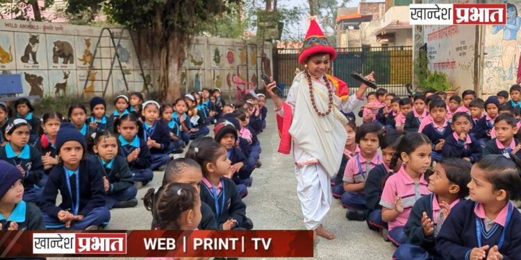 सांताक्लॉज नाही,.. ‘वासुदेव आला हो वासुदेव आला’ म्हणा..