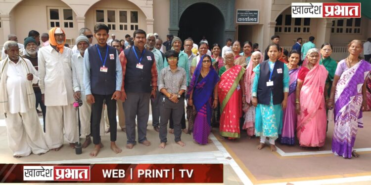 बेघर निवारा केंद्रातील आजी-आजोबांनी घेतले गजानन महाराजांचे दर्शन !