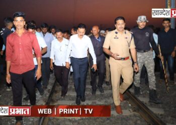 रेल्वे दुर्घटनास्थळी पोहचून जलसंपदा मंत्री गिरीश महाजन यांनी हाताळली परिस्थिती