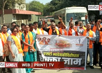 शिवसेना (उबाठा) तर्फे जळगावात एसटी चक्काजाम आंदोलन