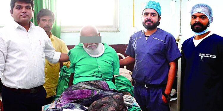 आयुष्याचा बेरंग होण्यापूर्वीच वृध्द पेंटरवर यशस्वी शस्त्रक्रिया