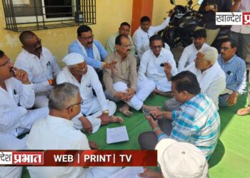 विजेच्या समस्यांबाबत शेतकरी संतप्त ; कार्यकारी अभियंत्यांना विचारला जाब