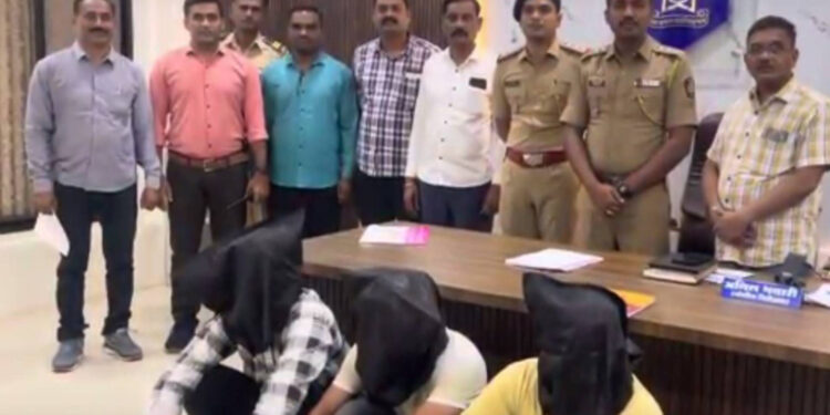 उत्तर प्रदेशातील व्यापाराला जळगावात लुटले ; तीघांना अटक