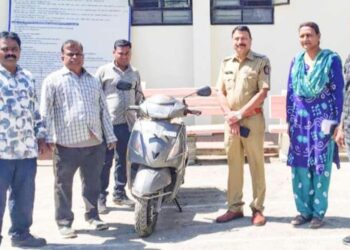 चोरी झालेली दुचाकी वर्षभरानंतर मालकाला मिळाली परत