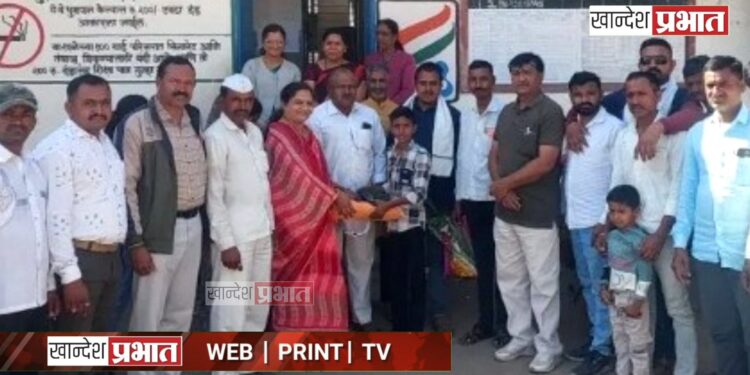 विद्यार्थ्यांचा प्रामाणिकपणा ; मोबाईल, रोकड असलेली पिशवी केली परत