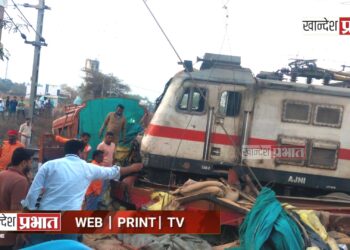 अमरावती एक्सप्रेसने ट्रकला रुळावरून नेले फरफटत..!