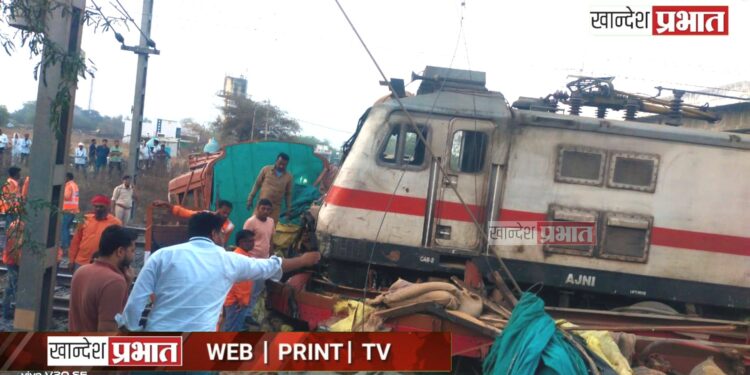 अमरावती एक्सप्रेसने ट्रकला रुळावरून नेले फरफटत..!