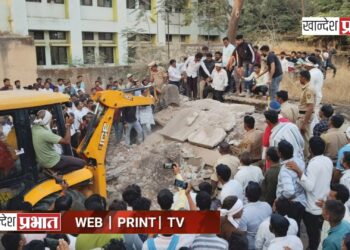 पंचायत समितीची जुनी इमारत कोसळली ; दबलेल्या मजुरांना वाचविण्यात प्रशासनाला यश