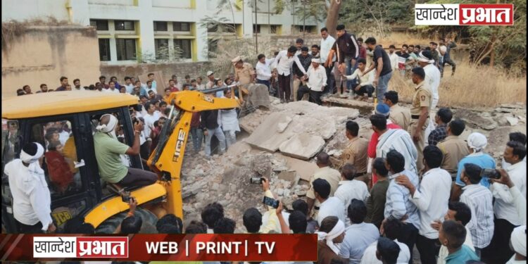 पंचायत समितीची जुनी इमारत कोसळली ; दबलेल्या मजुरांना वाचविण्यात प्रशासनाला यश