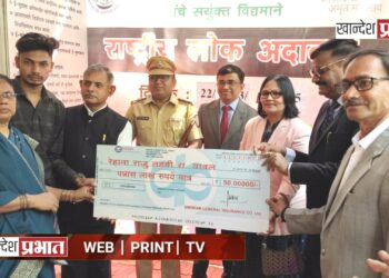 मयत कर्मचाऱ्यांच्या वारसांना अपघाती नुकसान भरपाईपोटी ५० लाखाचा धनादेश