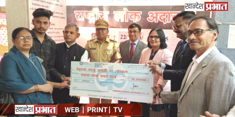 मयत कर्मचाऱ्यांच्या वारसांना अपघाती नुकसान भरपाईपोटी ५० लाखाचा धनादेश