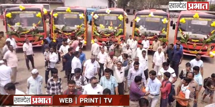 जामनेर आगारात ५ नवीन एसटी बसचे लोकार्पण ; कर्मचाऱ्यांनी केला जल्लोष