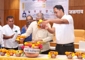 शेतकऱ्यांपर्यंत पाण्याच्या योजनेचे व्यवस्थापन करा : जिल्हाधिकारी आयुष प्रसाद