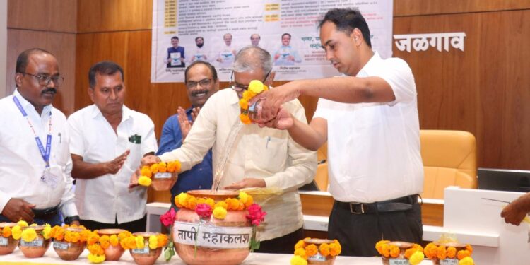 शेतकऱ्यांपर्यंत पाण्याच्या योजनेचे व्यवस्थापन करा : जिल्हाधिकारी आयुष प्रसाद