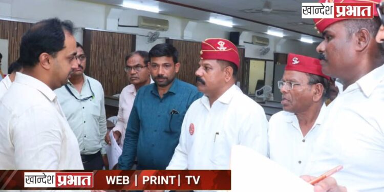 आजी-माजी सैनिकांशी जिल्हाधिकारी आयुष प्रसाद यांनी साधला संवाद