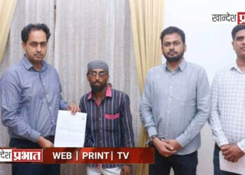 दिव्यांगाला ‘गतिमान प्रशासना’चा लाभ : जिल्हाधिकाऱ्यांच्या हस्ते शिधापत्रिका वाटप