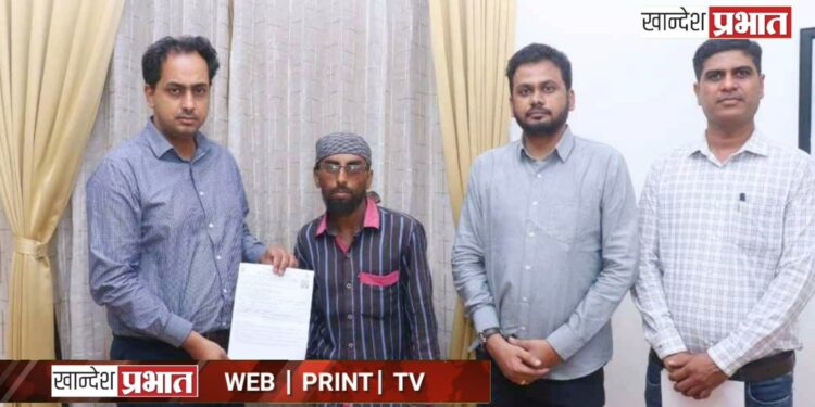 दिव्यांगाला ‘गतिमान प्रशासना’चा लाभ : जिल्हाधिकाऱ्यांच्या हस्ते शिधापत्रिका वाटप