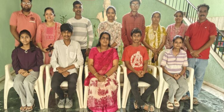 अनुभूती इंग्लिश मिडीअम स्कूलमध्ये आशा वर्करचा मुलगा प्रथम