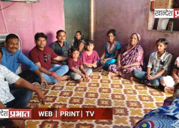 माजी विद्यार्थ्यांकडून ‘एक हात मदतीचा’: दिवंगत मित्राच्या कुटुंबियांना ४१ हजारांची मदत