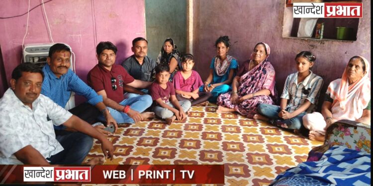 माजी विद्यार्थ्यांकडून ‘एक हात मदतीचा’: दिवंगत मित्राच्या कुटुंबियांना ४१ हजारांची मदत