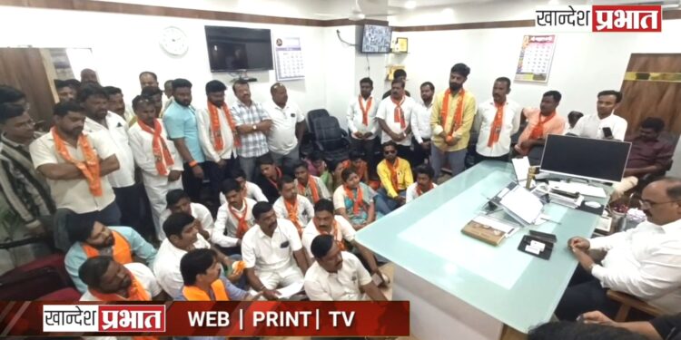 डॉ. घोलप यांच्या बडतर्फीसाठी सर्वपक्षीय शिष्टमंडळाचे मनपा आयुक्तांच्या दालनात ठिय्या आंदोलन!