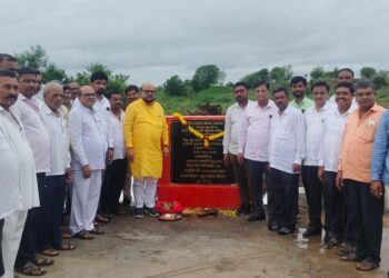 रिधुर-नांद्रा-चांदसर रस्त्यावरील पुलाचे लोकार्पण; विदगाव परिसरातील ७५० महिलांना भांडे संच वाटप