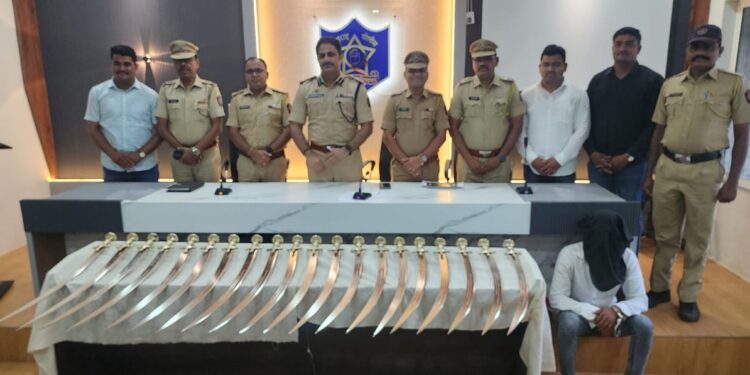 पोलिसांची मोठी कारवाई : १८ तलवारी जप्त, एक जण अटकेत