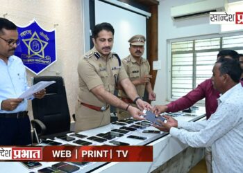 सायबर पोलिसांची मोठी कारवाई; साडेबारा लाखांचे ६२ गहाळ मोबाईल हस्तगत, मूळ मालकांना केले वाटप