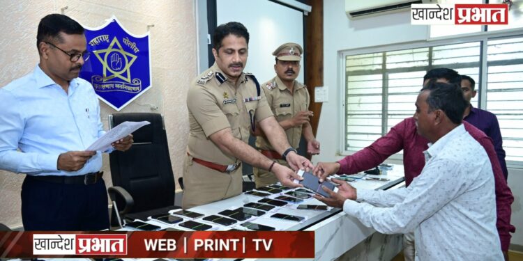 सायबर पोलिसांची मोठी कारवाई; साडेबारा लाखांचे ६२ गहाळ मोबाईल हस्तगत, मूळ मालकांना केले वाटप