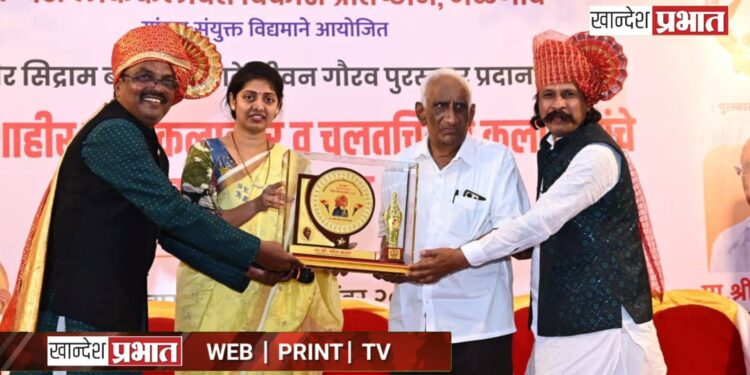 ‘राष्ट्रशाहीर सिद्राम मुचाटे जीवन गौरव’ पुरस्काराने शाहीर रमेश कदम सन्मानित!