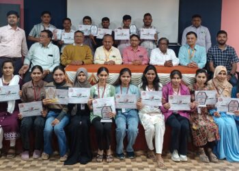 विज्ञानाचा अविष्कार: महाविद्यालयात रंगले ‘इस्रो’च्या उपग्रहांचे पोस्टर प्रदर्शन!