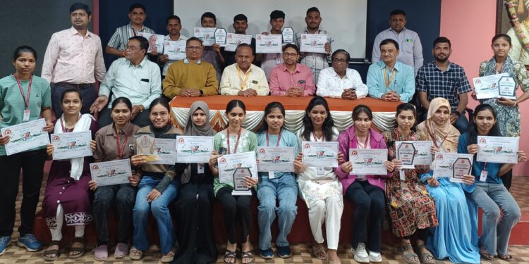 विज्ञानाचा अविष्कार: महाविद्यालयात रंगले ‘इस्रो’च्या उपग्रहांचे पोस्टर प्रदर्शन!