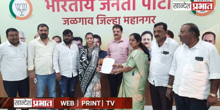 जळगाव: प्रभाग १३ ‘ब’ मध्ये भाजपची ताकद वाढली; अपक्ष उमेदवार प्रियंका तायडे यांचा सुरेखा तायडे यांना पाठिंबा